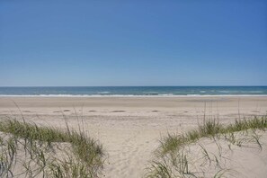 On the beach - Oceanfront Oak Island home 'Luck and Laughter' with 5 bedrooms, sleeps 14! (Oak Island)