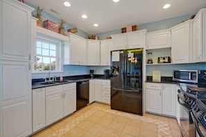 Refrigerador, microondas, horno, placa de cocina