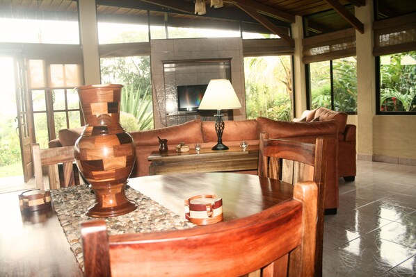 المنشأة من الداخل