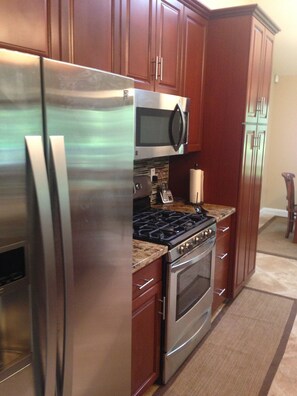 Refrigerador, microondas, horno, placa de cocina