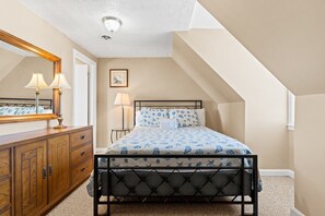 4 bedrooms, iron/ironing board, free Internet, bed sheets