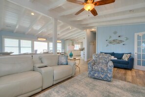 TV, DVD player - 4BR/5.5BA - Walk to Beach/Shops/Dining, Sleeps 12 (Oak Island)