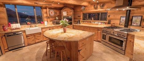 Kylskåp, mikrovågsugn, ugn och spishäll