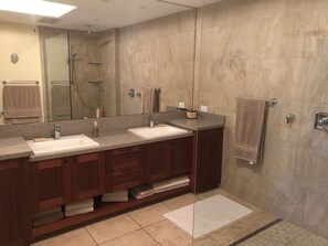 Dusche, Haartrockner, Handtücher, Toilettenpapier
