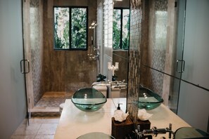 Chuveiro, secador de cabelo, toalhas de banho, sabonete