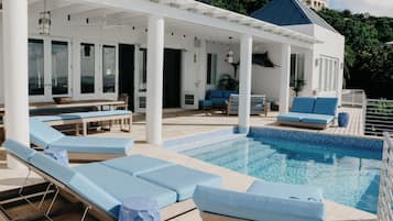 Piscine extérieure, piscine à débordement