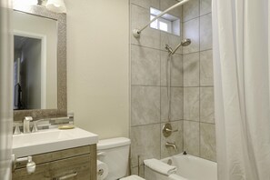 Dusche, Haartrockner, Handtücher