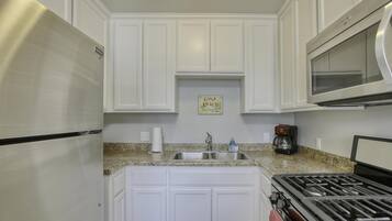 冰箱、微波炉、烤箱、炉灶