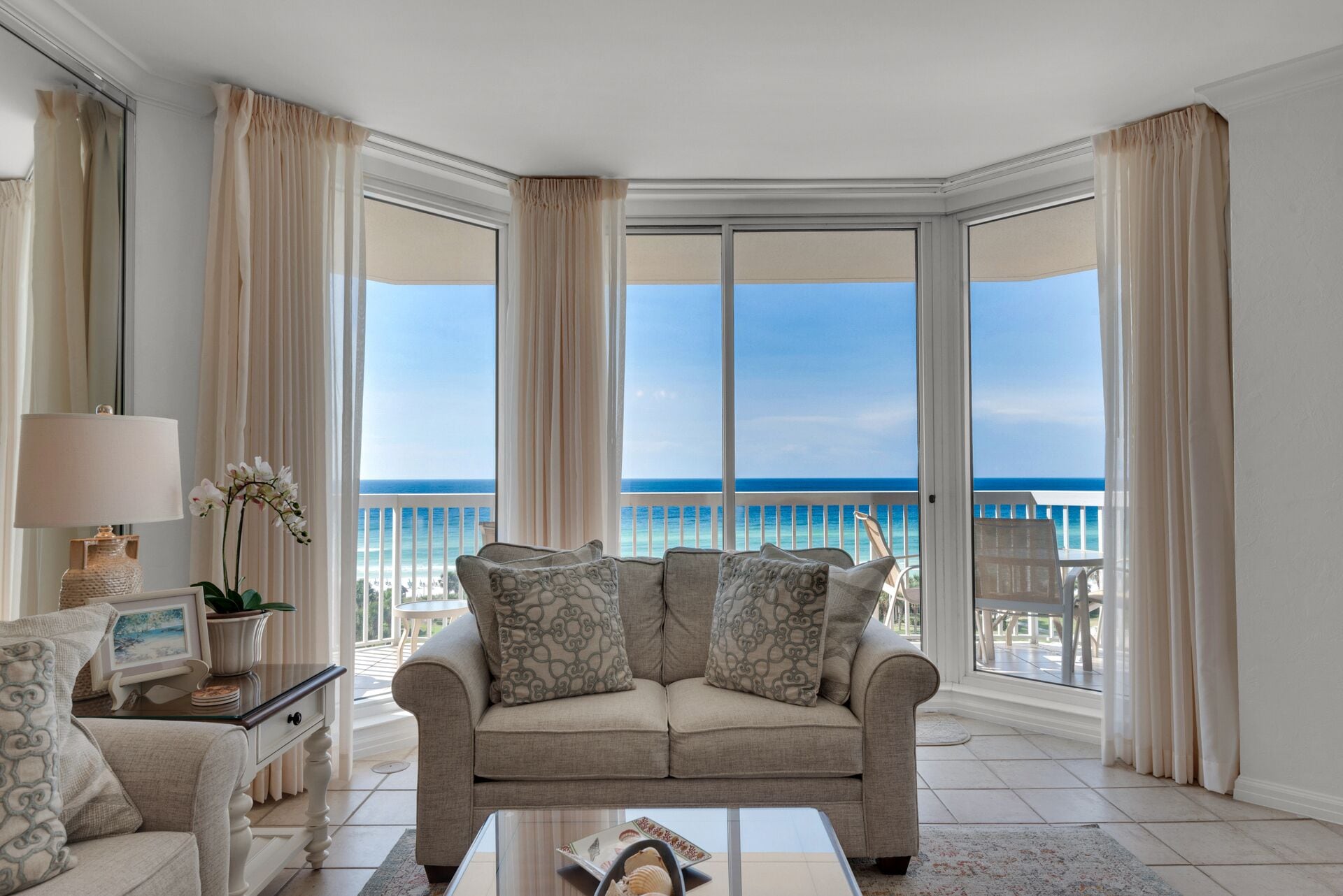 Een smart-tv, een dvd-speler, boeken en een filmbibliotheek