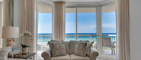 Smart TV, reproductor de DVD, libros y videoteca