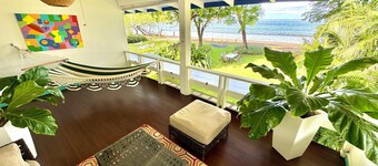 信じられないほどのモダンな仕上げとトロピカルスタイルのビーチの前の家