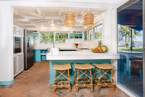 Refrigerador, microondas, parrilla de estufa y cafetera y tetera