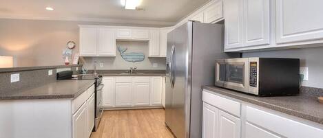 Køleskab, mikrobølgeovn, ovn, kogeplade