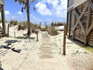 Beach nearby - Beautiful, 4 Bdrm/3 Bath, 2nd Row Home-Sleeps 10 (Oak Island)