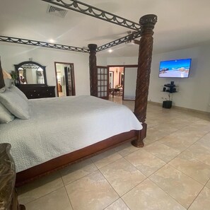 3 slaapkamers, een strijkplank/strijkijzer, reisbedje, gratis wifi