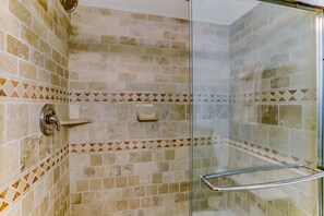 Combined shower/bathtub, towels