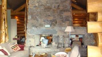 Télévision, cheminée, lecteur de DVD, baby-foot