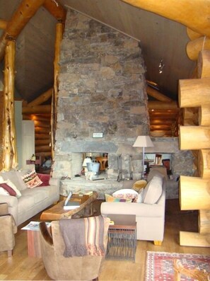 Télévision, cheminée, lecteur de DVD, baby-foot