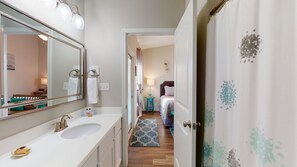 Combined shower/bathtub, towels