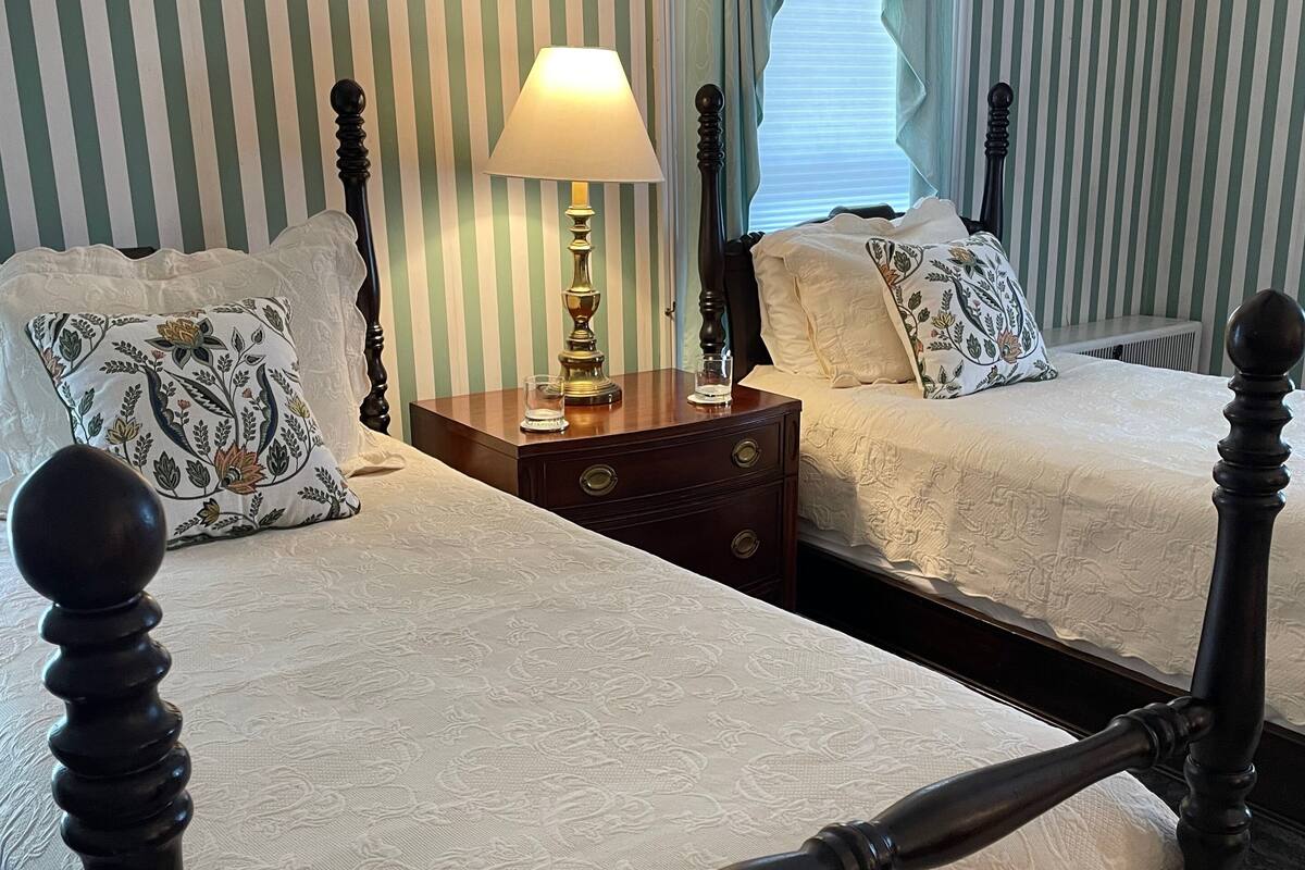 Classic Room, 2 Twin Beds | Premium bedding, iron/ironing board (on request), WiFi (free)