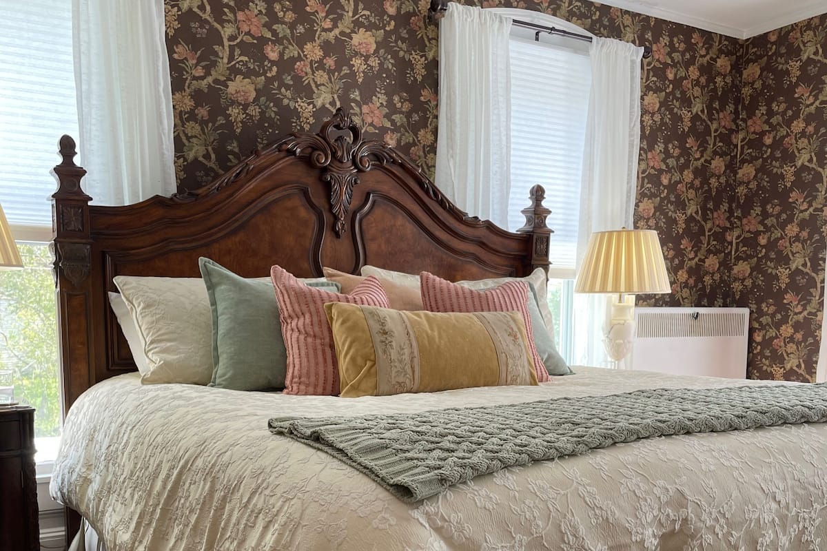 Classic Room, 1 King Bed | Premium bedding, iron/ironing board (on request), WiFi (free)