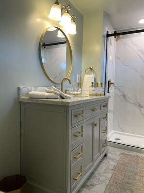 Estudio de luna de miel, 1 cama King size, vista al río | Baño | Secadora de cabello y toallas 