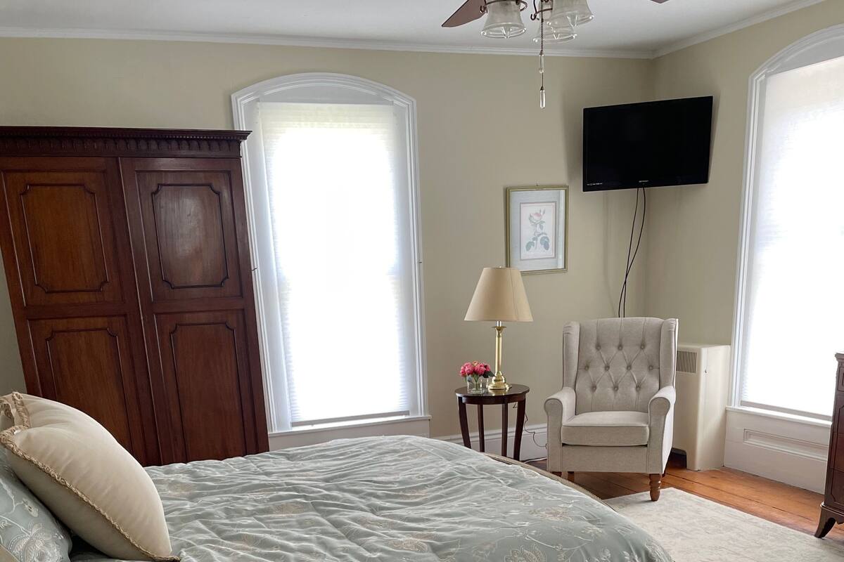 Classic Room, 1 Queen Bed | Premium bedding, iron/ironing board (on request), WiFi (free)