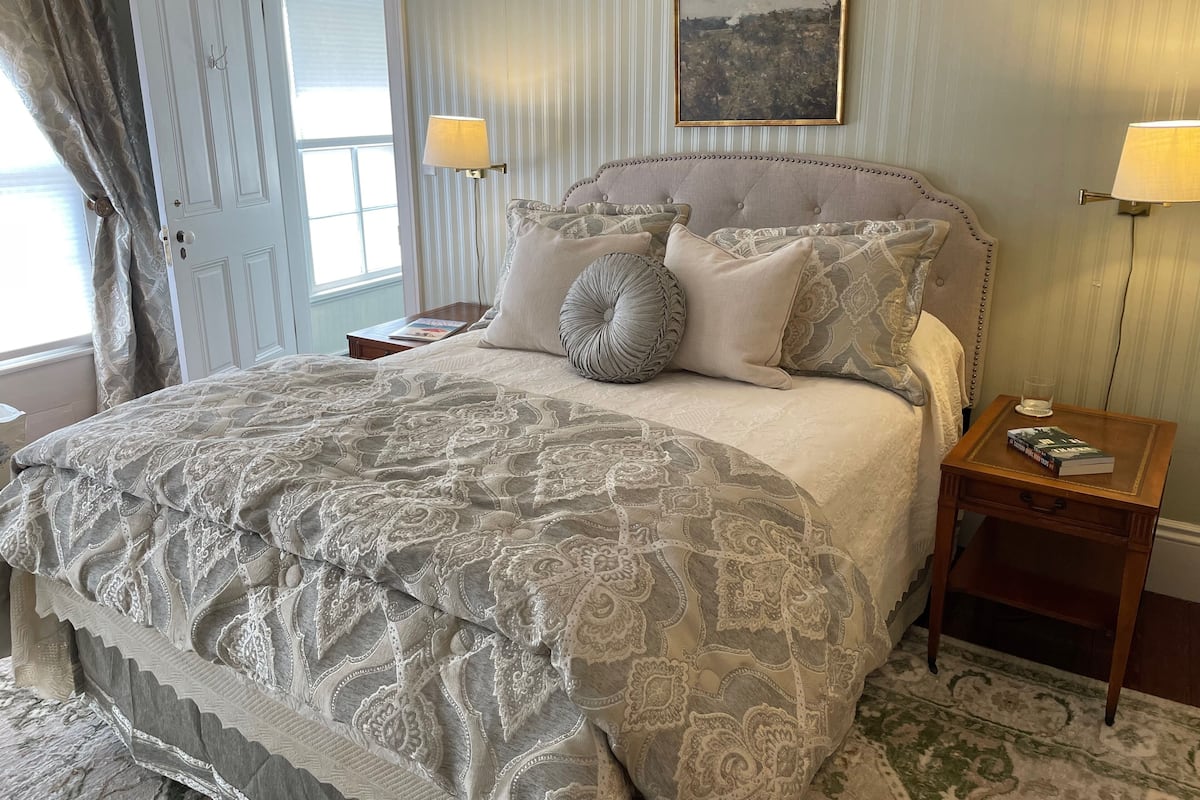 Habitación clásica, 1 cama Queen size | Ropa de cama de alta calidad y tabla de planchar con plancha