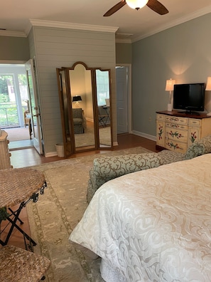 Honeymoon Studio, 1 King Bed, River View | Premium bedding, iron/ironing board, free WiFi, bed sheets - Cypress River Inn & Spa (Snow Hill)