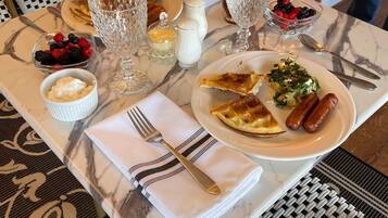 Sudah termasuk sarapan siap masak setiap hari