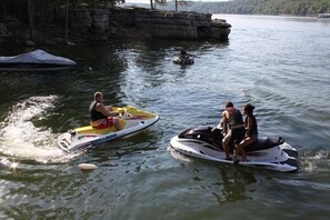 Ein See mit Booten und einem Jetski.
