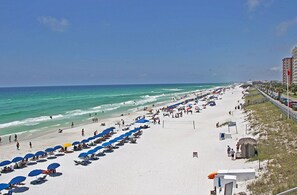 Una playa cerca, sillas reclinables de playa