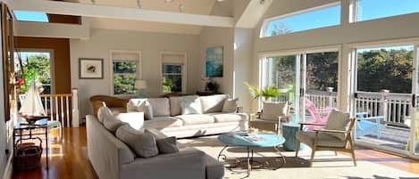 Télévision à écran plat, lecteur de DVD, table de tennis de table