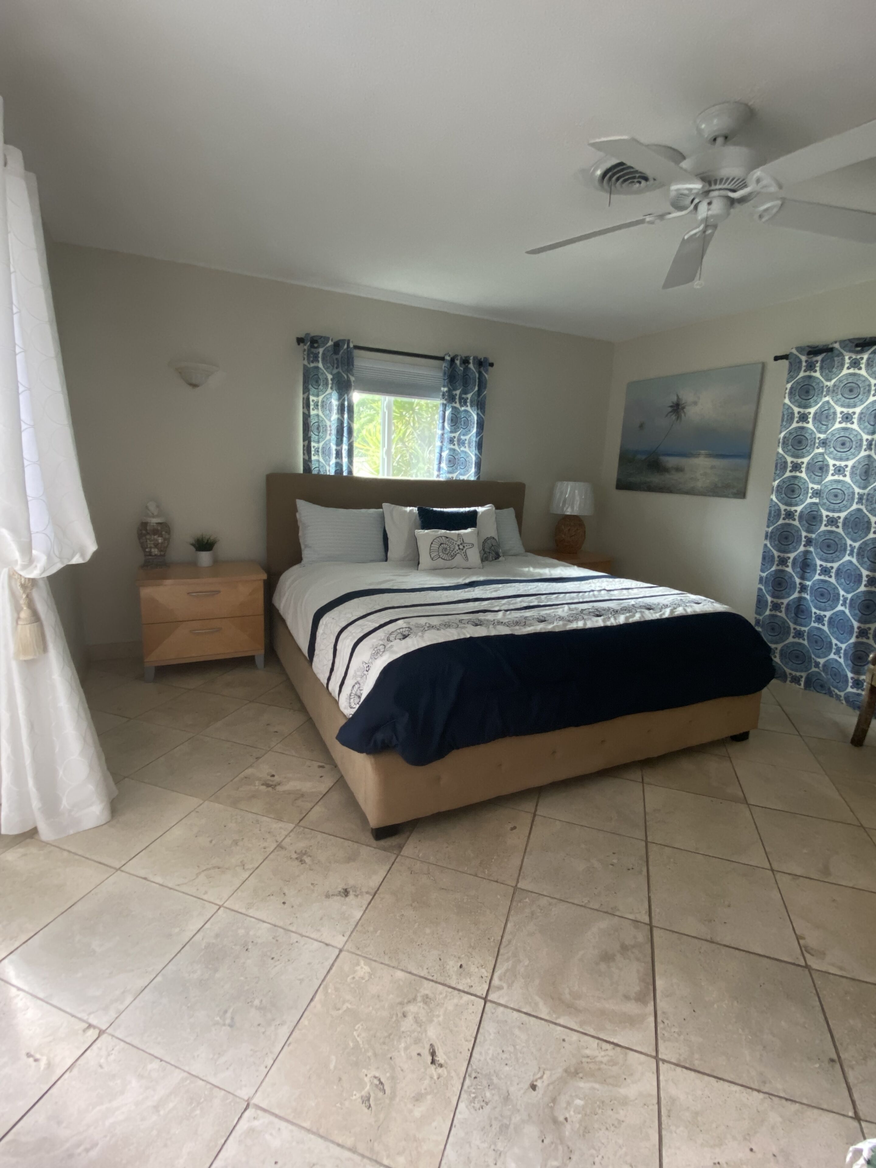 4 chambres, coffres-forts dans les chambres, bureau