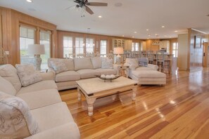 TV, fireplace, DVD player - All Decked Out / Luxury Property / Private Pool (Oak Island)