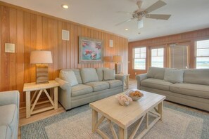 TV, fireplace, DVD player - All Decked Out / Luxury Property / Private Pool (Oak Island)