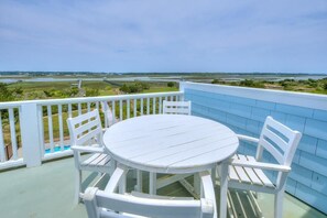 Outdoor dining - All Decked Out / Luxury Property / Private Pool (Oak Island)