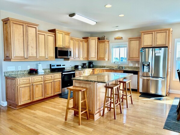 Réfrigérateur, four à micro-ondes, un four, surface de cuisson