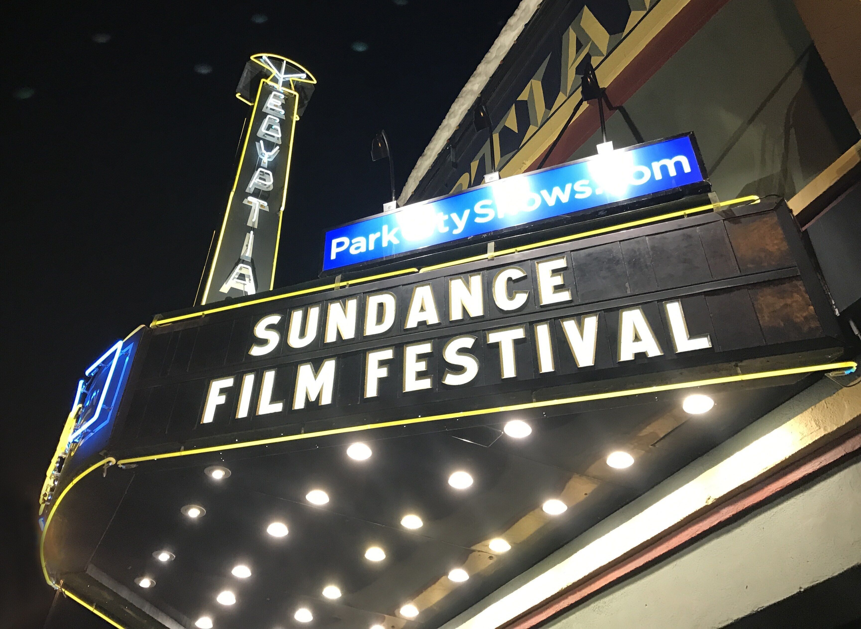 Un cartel anuncia el Festival de Cine de Sundance, con el texto "SUNDANCE FILM FESTIVAL" en grande.