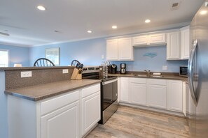 Réfrigérateur, micro-ondes, four, lave-vaisselle