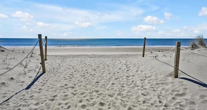 POOL,ELEVATOR, & PETS-Beautiful 3 BR/2.5 BA Condo-Close to Beach-Sleeps 9