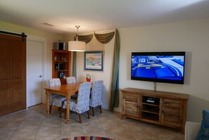 Dining - Hidden Beach Hideaway — 200 Yards to Sand, Free Bikes, Pool & WiFi (Seagrove Beach)