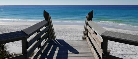 På stranden og solsenger