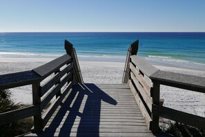 Plage, chaises longues