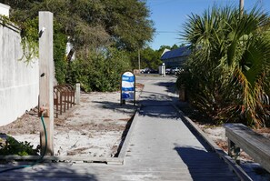 Property grounds - Hidden Beach Hideaway — 200 Yards to Sand, Free Bikes, Pool & WiFi (Seagrove Beach)