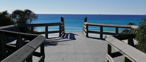 Sur la plage, chaise longue