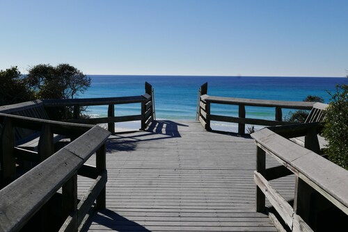 Near Seaside: 200 Yds to Beach, Pool, Free Bikes & WiFi