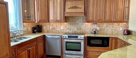 Refrigerador, microondas, horno y parrilla de estufa