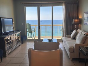 Fernseher, DVD-Player, Bücher, Videothek