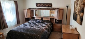 2 多间卧室、加厚床垫、办公桌、隔音